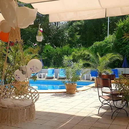 Feniks 3* لوزينيتس